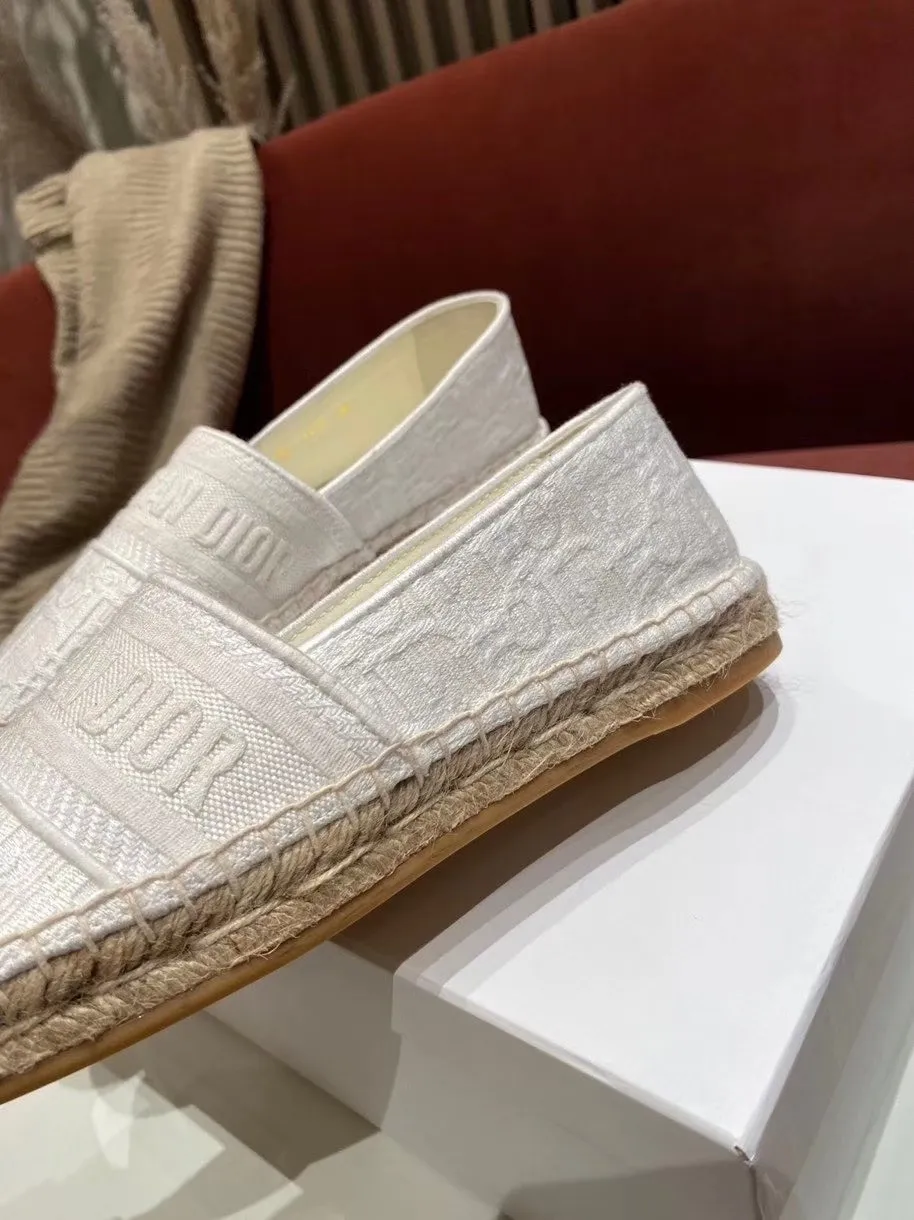 👟👟Ex-factory price 400👟👟 In 2020, new colors are coming simultaneously on the official website of the DIOR fisherman shoe series: original development, original anatomy display, exclusive outsole, you can compare as you like.  [Material] 1⃣️Sole: The only 1:1 exclusive rubber sole on the market 🌸. Fabric original embroidery. Lining: imported sheepskin, delicate and soft. [Size] 35-40.